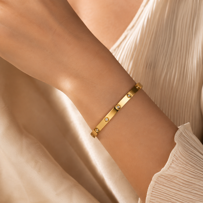 Linéa bracelet worn on wrist