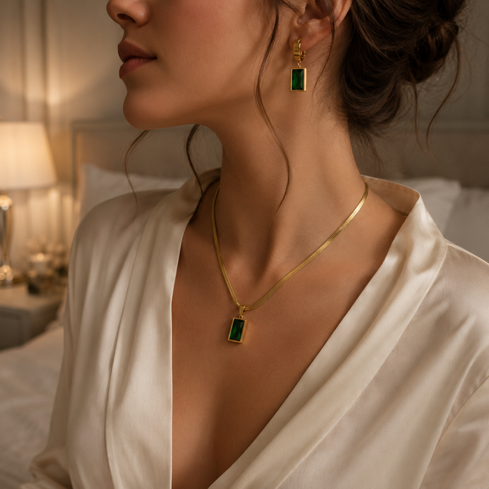 Valenza necklace pendant close-up